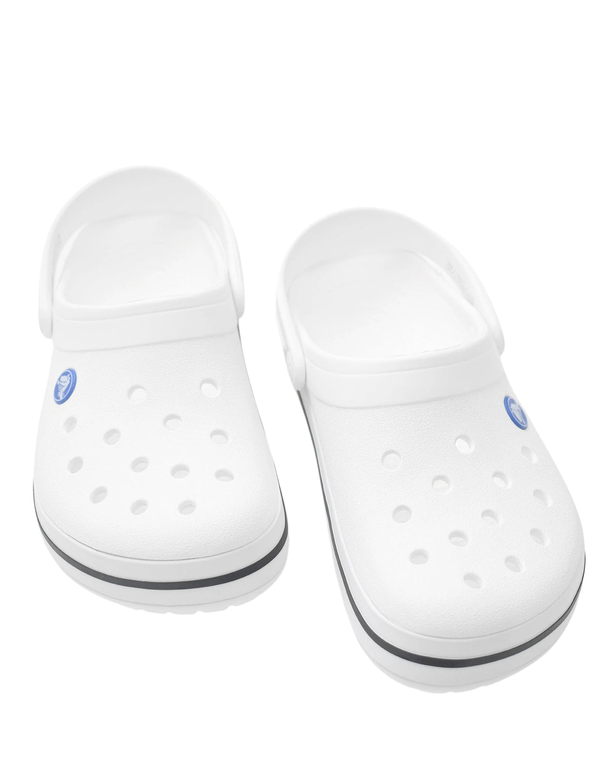 Sandália Crocs Crocband Clog White, par branco em vista frontal elevada com furos de ventilação no cabedal — foto 4