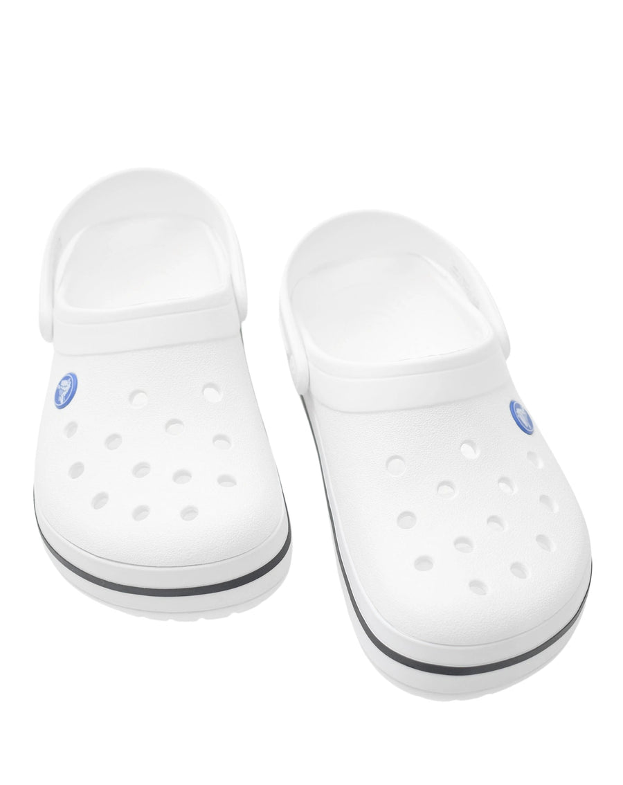 Sandália Crocs Crocband Clog White, par branco em vista frontal elevada com furos de ventilação no cabedal