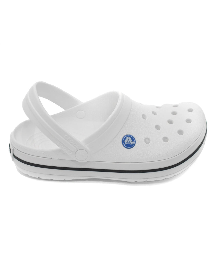 Sandália Crocs Crocband Clog White branca em vista lateral com tira traseira levantada e logo crocs azul