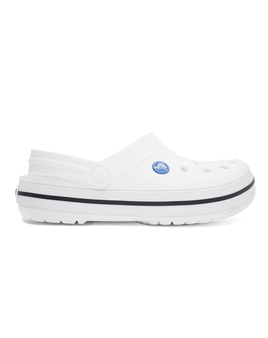 Sandália Crocs Crocband Clog White branca em vista lateral com listra preta no solado e logo crocs azul
