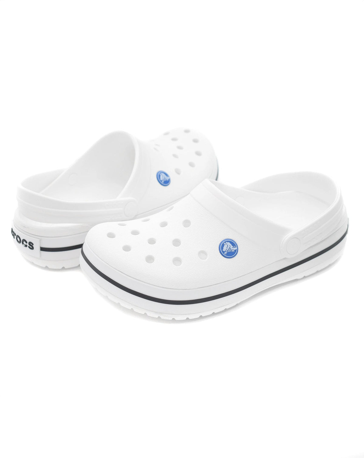 Sandália Crocs Crocband Clog White, par branco em diagonal com furos de ventilação e logo crocs no calcanhar — foto 2
