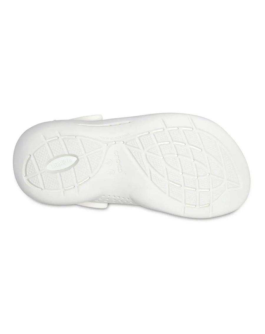 Sandália Crocs LiteRide 360 Clog Almost White com o solado em detalhe, desenho antiderrapante e logo Crocs