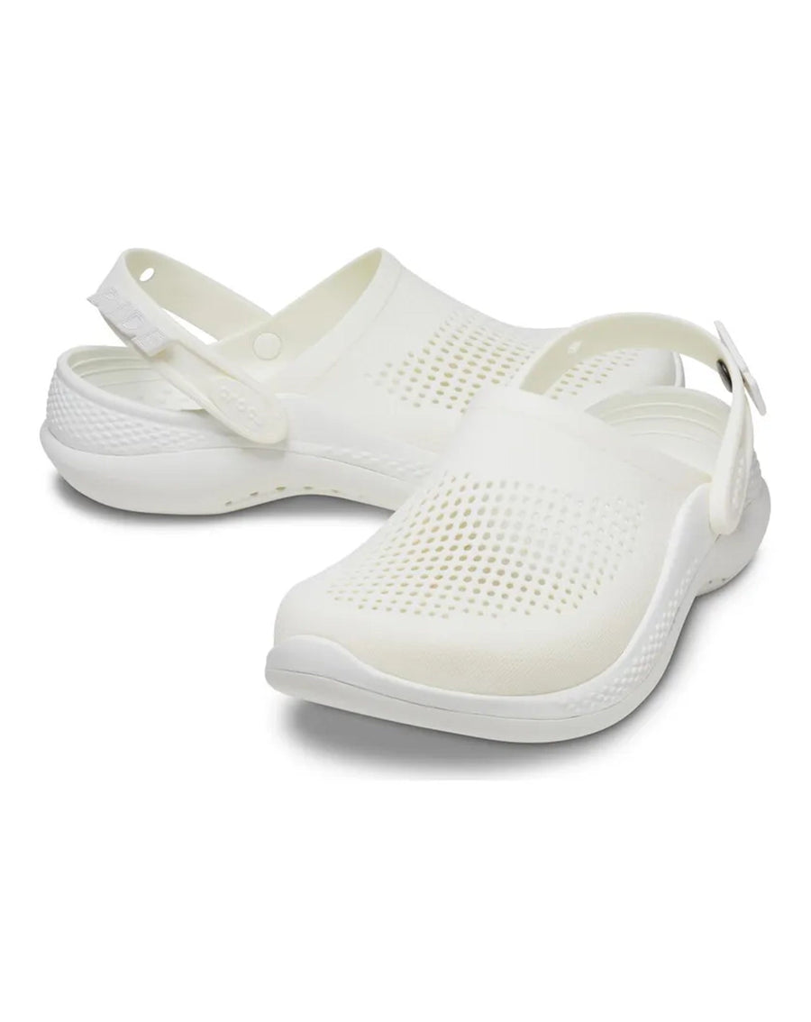 Par da Sandália Crocs LiteRide 360 Clog Almost White em ângulo diagonal, com tiras ajustáveis no calcanhar