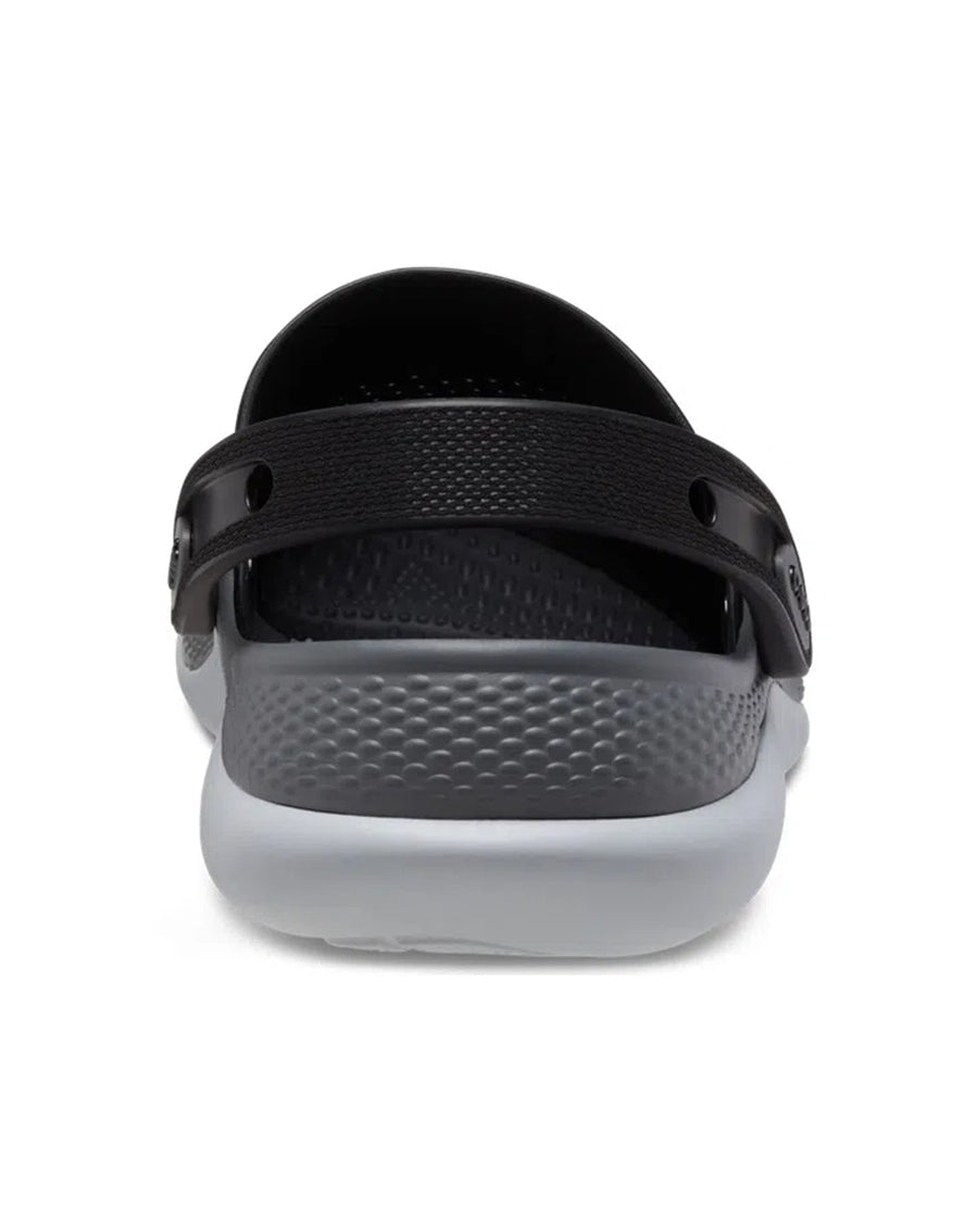 Sandália Crocs LiteRide 360 Clog Black Slate Grey vista de costas, com tira texturizada e entressola cinza