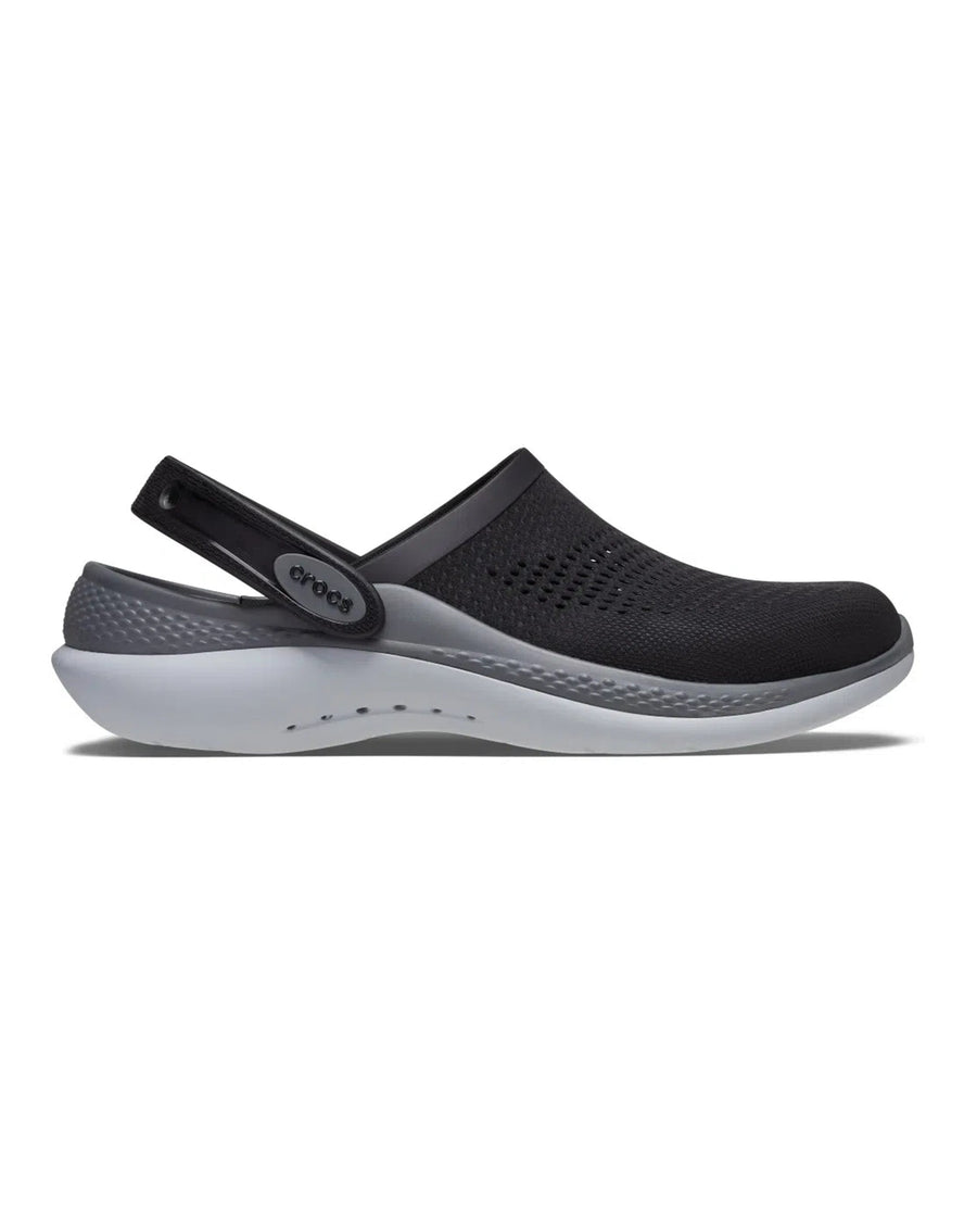 Sandália Crocs LiteRide 360 Clog Black Slate Grey vista de lado, com cabedal preto perfurado e solado cinza