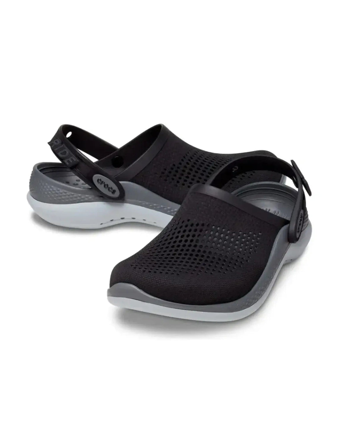 Par da Sandália Crocs LiteRide 360 Clog Black Slate Grey em ângulo diagonal, com tiras no calcanhar — foto 2