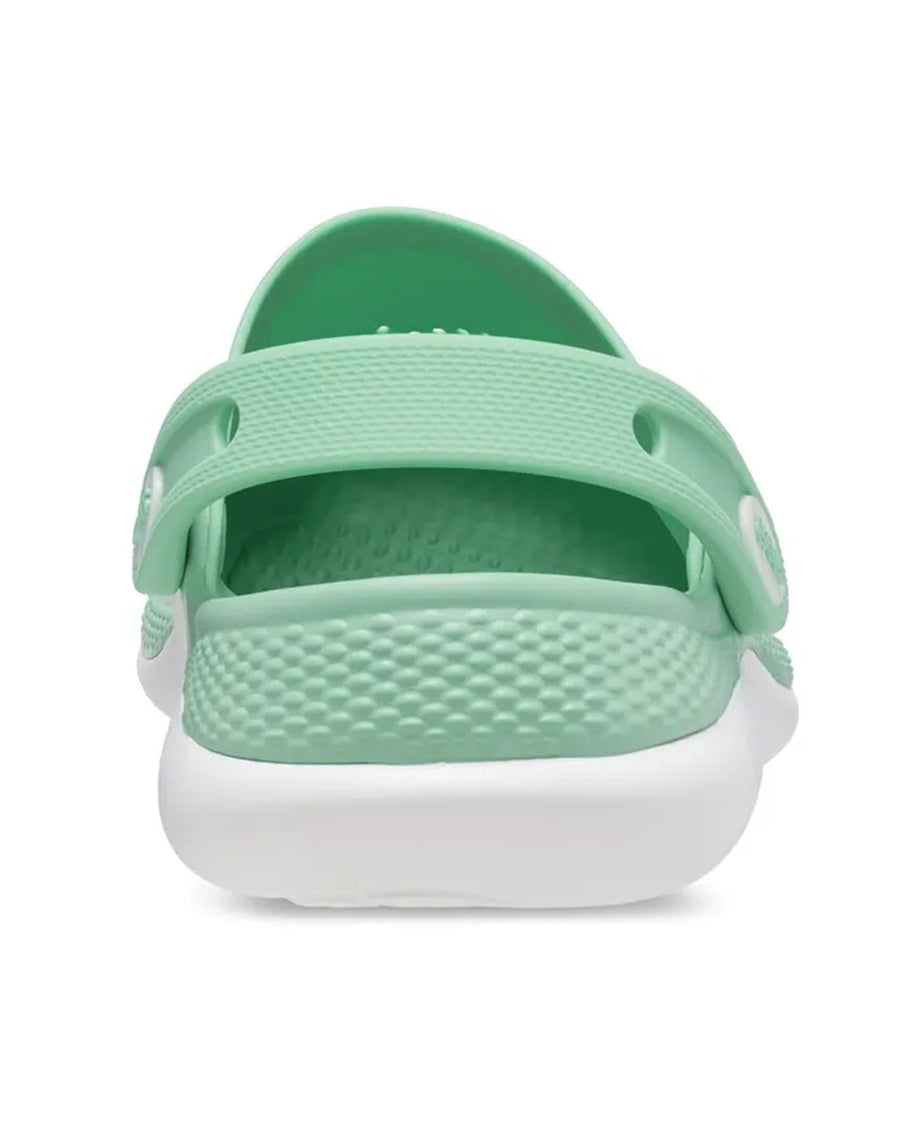 Sandália Crocs LiteRide 360 Clog Jade Stone vista de costas, com tira larga no calcanhar e entressola branca