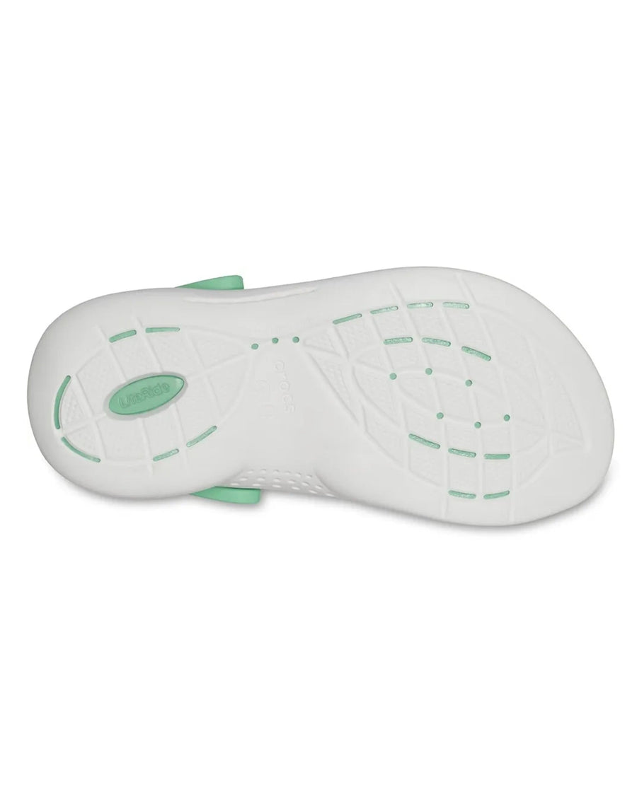 Sandália Crocs LiteRide 360 Clog Jade Stone com o solado em detalhe, desenho antiderrapante e selo LiteRide