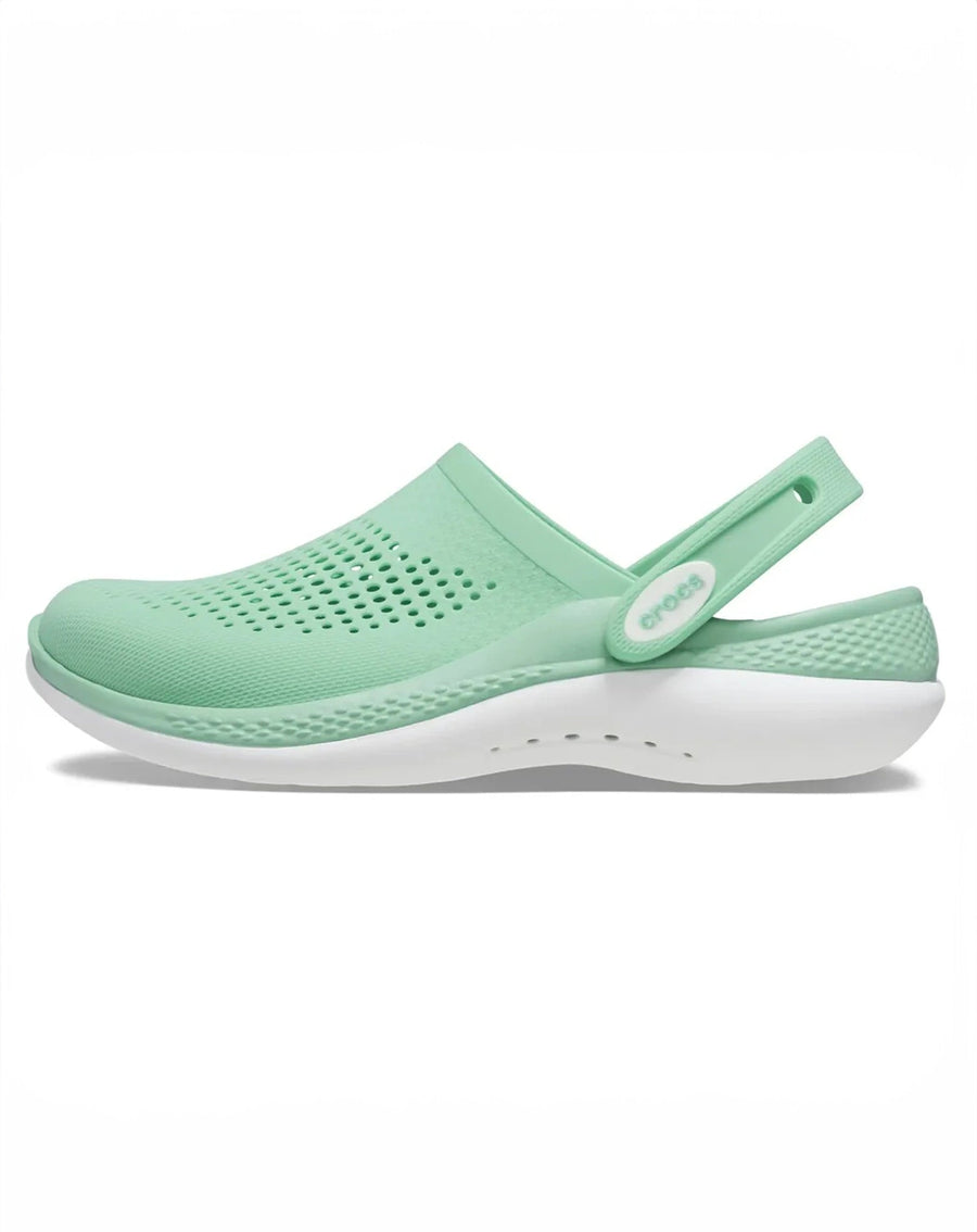 Sandália Crocs LiteRide 360 Clog Jade Stone pela lateral interna, com tira do calcanhar e logo Crocs