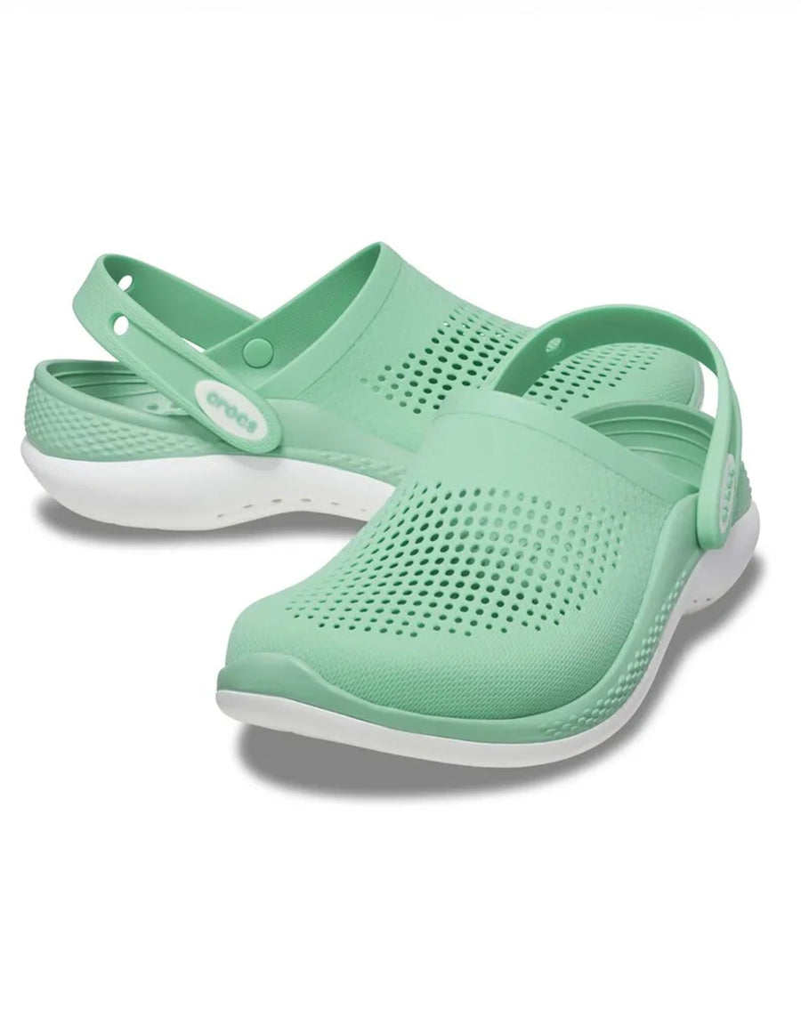 Par da Sandália Crocs LiteRide 360 Clog Jade Stone em ângulo diagonal, com tiras ajustáveis e solado branco