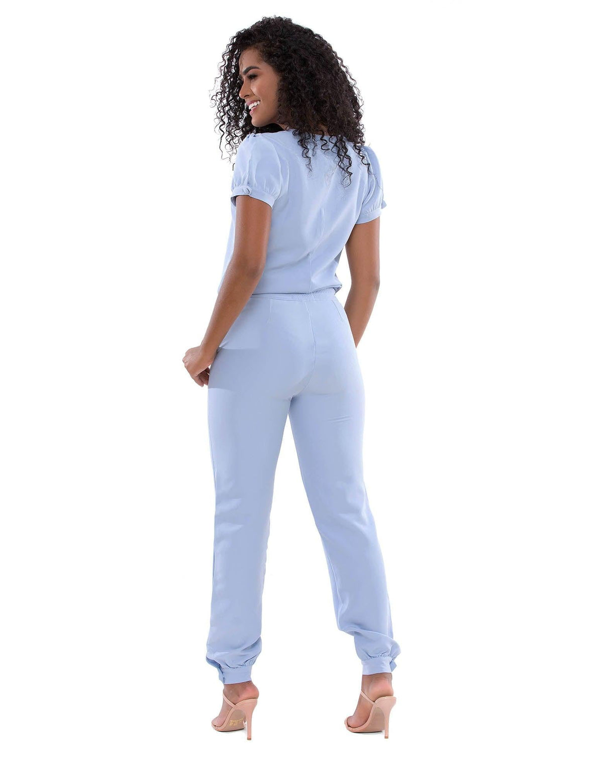 Scrub Feminino Antonella Azul Céu visto de costas, mostrando o caimento da blusa e a calça jogger com punho — foto 4