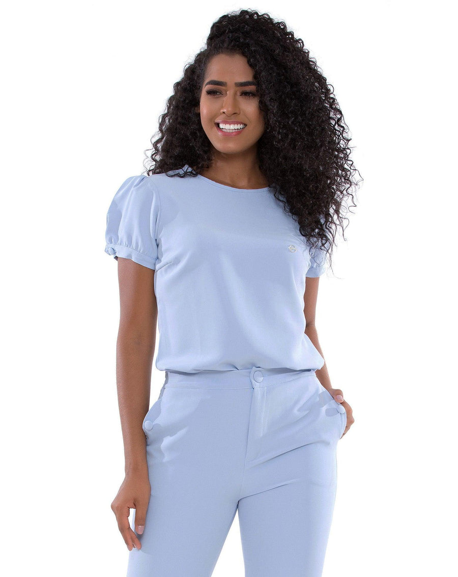 Scrub Feminino Antonella Azul Céu visto de frente, com gola redonda, manga bufante curta e calça com bolsos