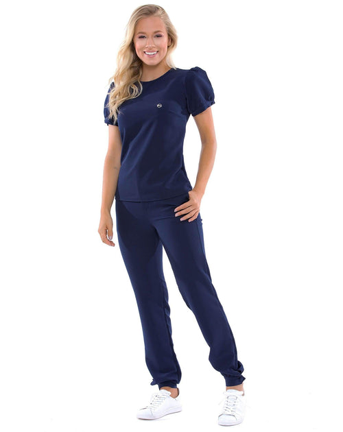 Scrub Feminino Antonella Azul Marinho de corpo inteiro, conjunto de blusa com manga bufante e calça jogger