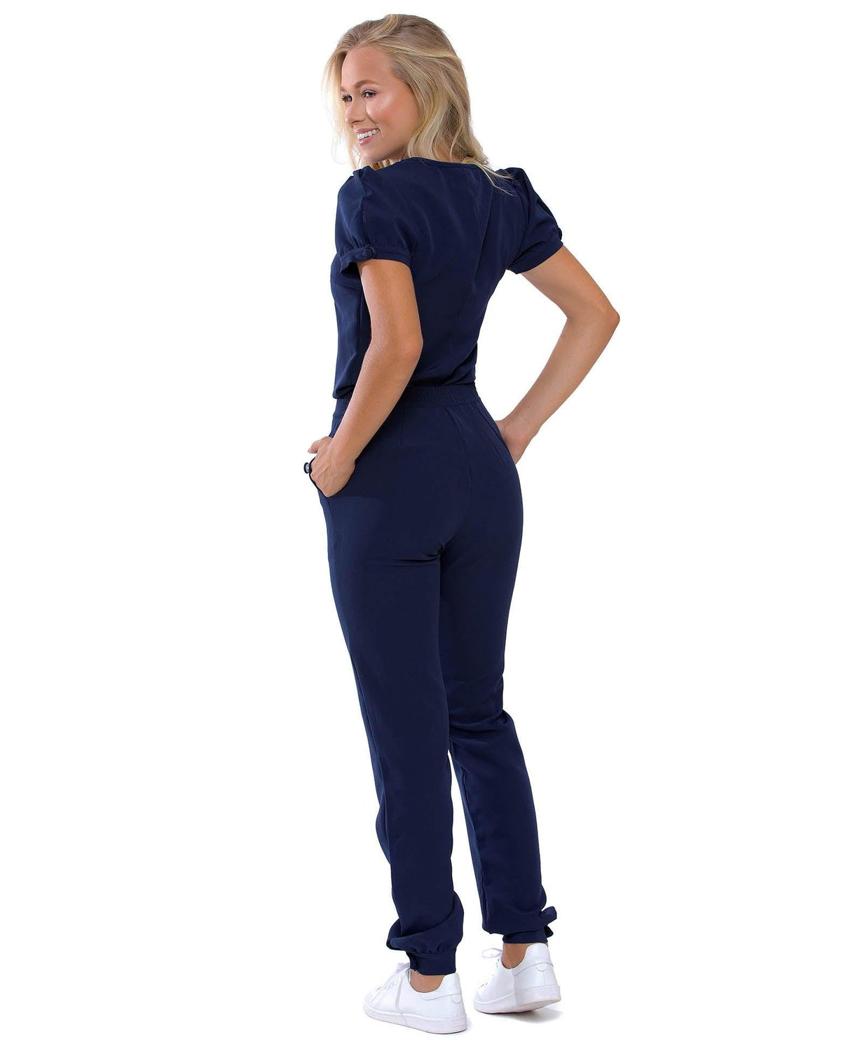 Scrub Feminino Antonella Azul Marinho visto de costas, com manga bufante curta e calça jogger com punho — foto 4