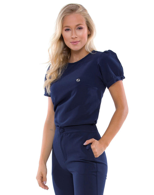 Scrub Feminino Antonella Azul Marinho visto de frente, com gola redonda, manga bufante e calça com bolsos