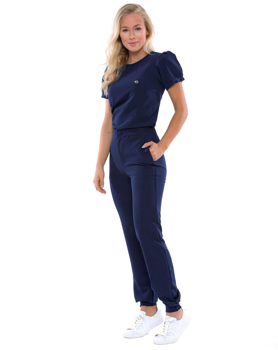 Scrub Feminino Antonella Azul Marinho de lado, mostrando o caimento da blusa e a calça jogger de punho