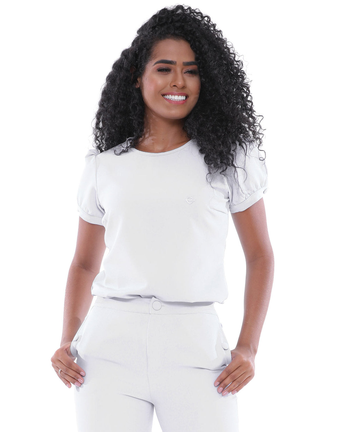 Scrub Feminino Antonella Branco visto de frente, com gola redonda, manga bufante curta e calça com bolsos — foto 2