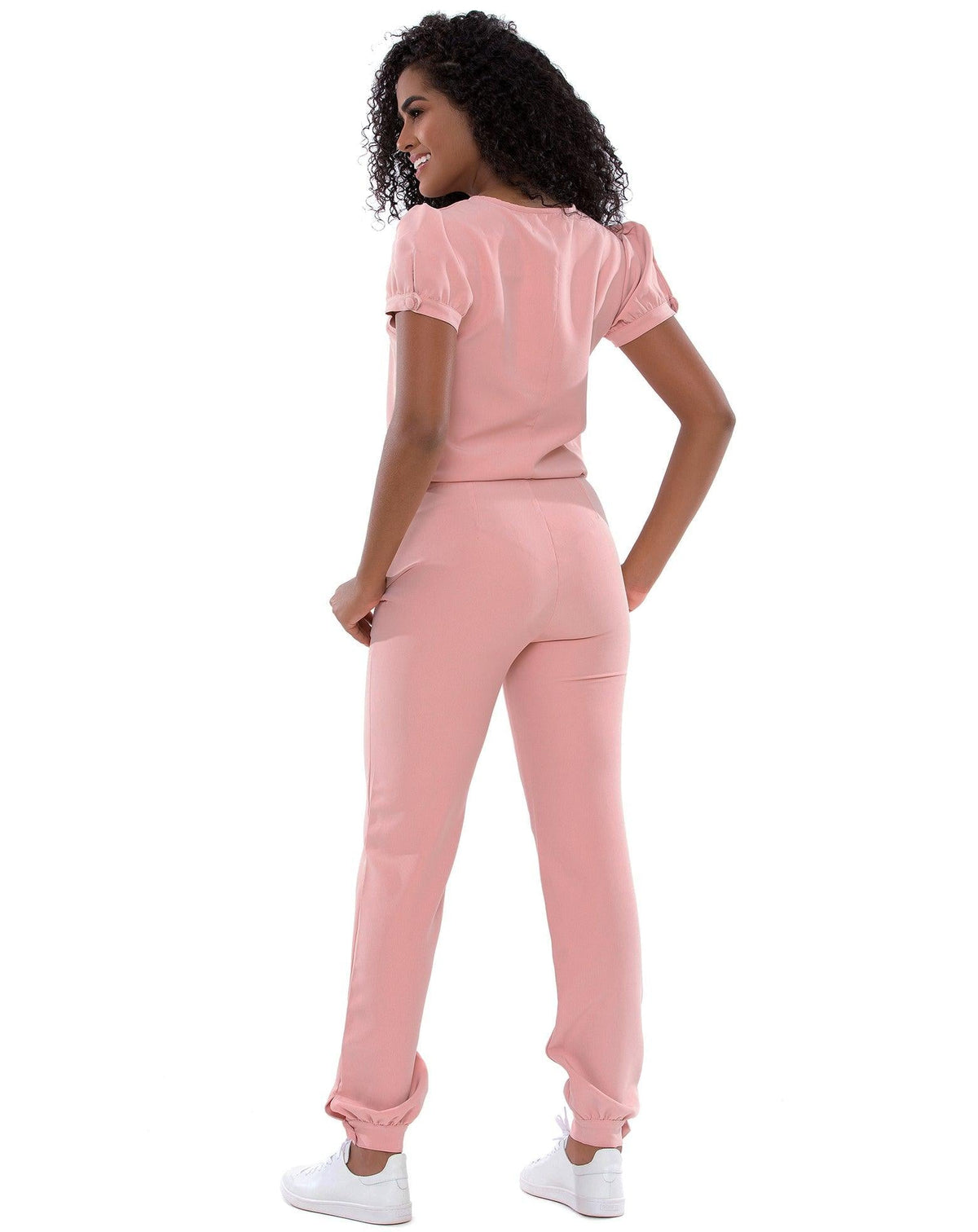 Scrub Feminino Antonella Rosa Nude visto de costas, mostrando o caimento da blusa e a calça jogger com punho — foto 4