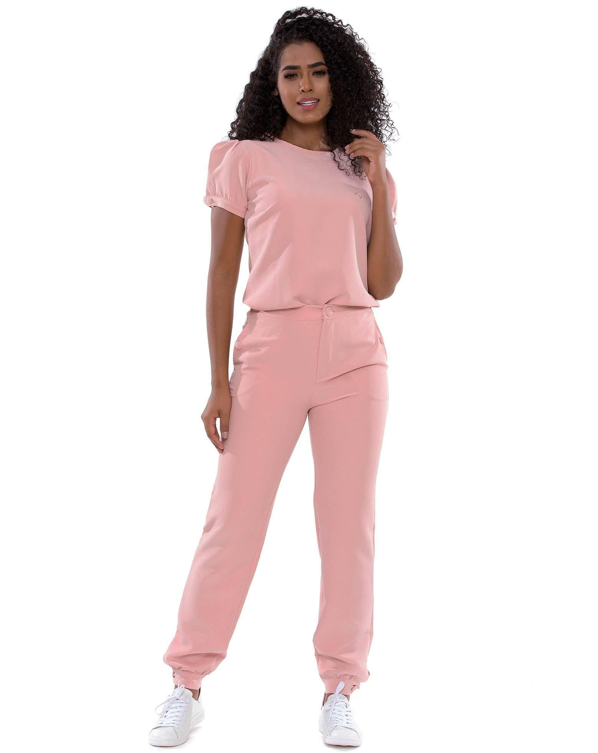 Scrub Feminino Antonella Rosa Nude em vista frontal de corpo inteiro, blusa solta e calça jogger de punho — foto 3