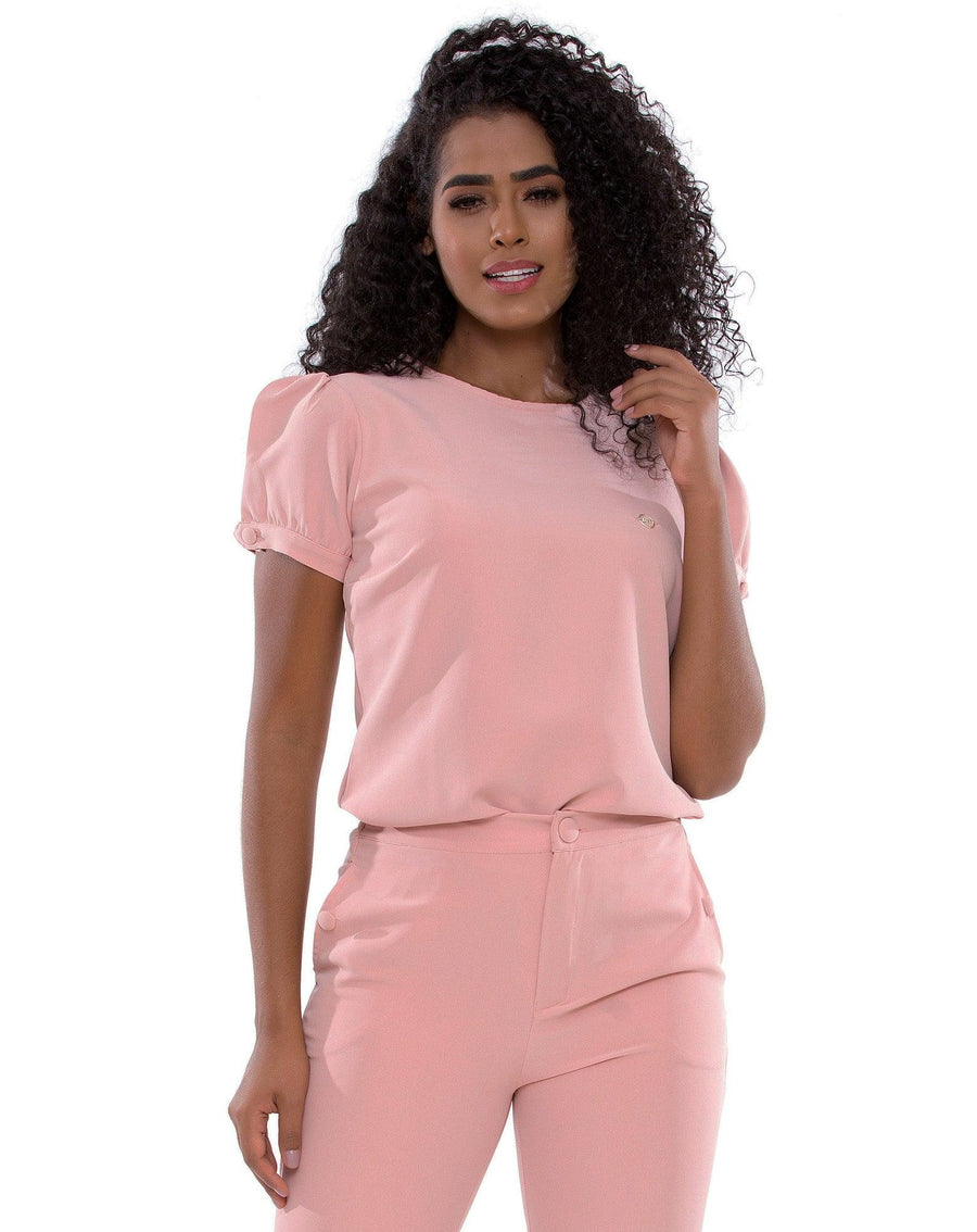 Scrub Feminino Antonella Rosa Nude visto de frente, com gola redonda, manga bufante e calça com bolsos laterais