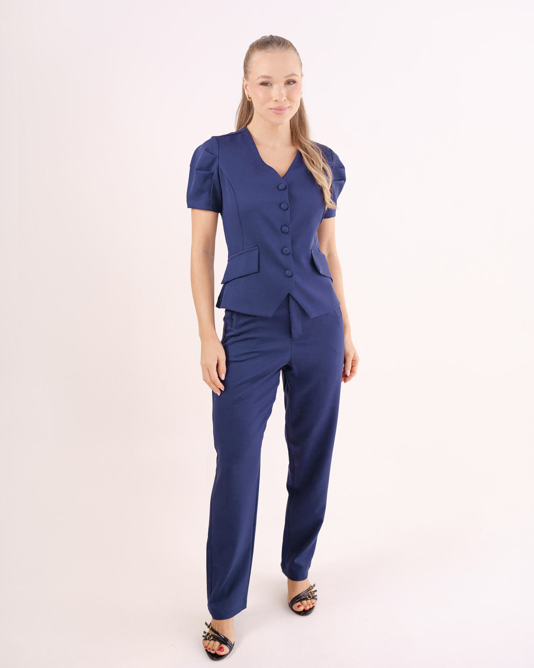 Scrub feminino Classic azul marinho de corpo inteiro em fundo branco, blusa acinturada de botões e calça reta — foto 4
