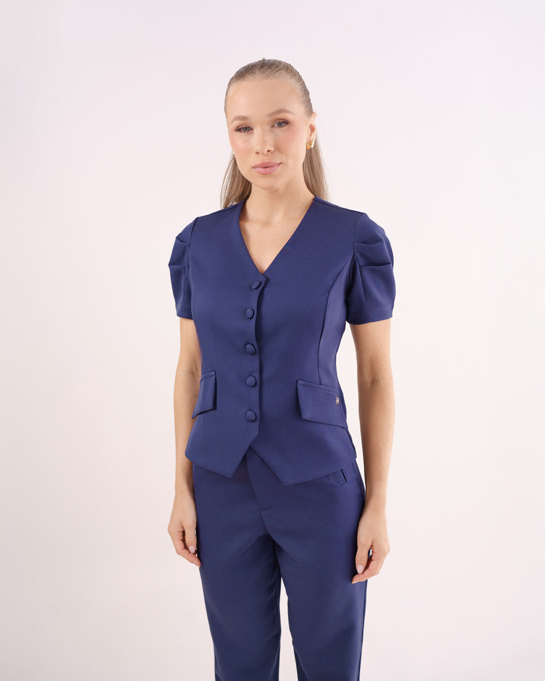 Scrub feminino Classic azul marinho em detalhe frontal dos bolsos com lapela e botões forrados da blusa — foto 5