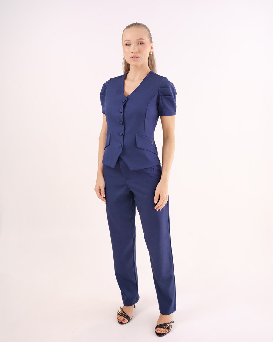 Scrub feminino Classic azul marinho de frente, conjunto completo com blusa de mangas bufantes e calça azul