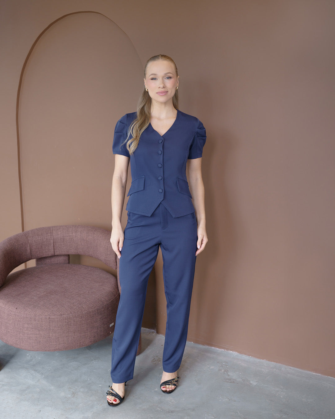 Scrub feminino Classic azul marinho de frente, modelo vestindo conjunto de blusa com botões e calça de corte reto — foto 2