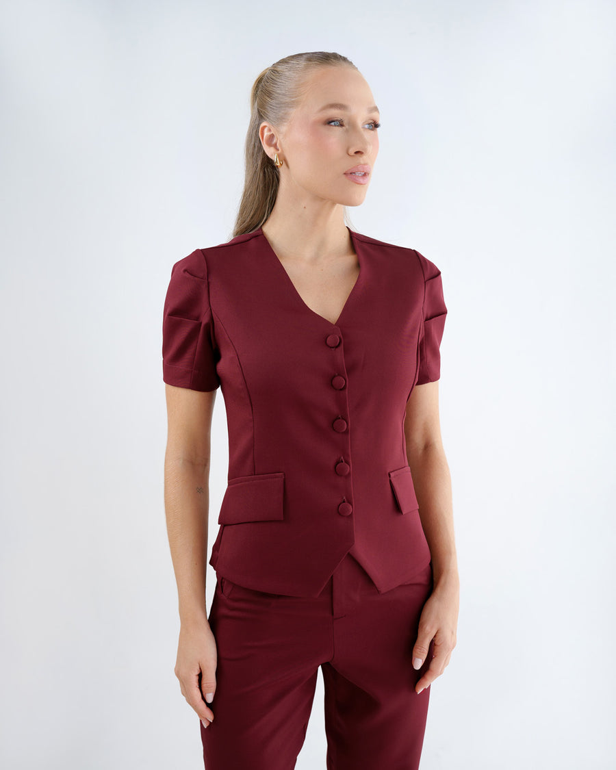 Scrub feminino Classic bordô de frente em meio corpo, gola V com botões forrados e bolsos com lapela