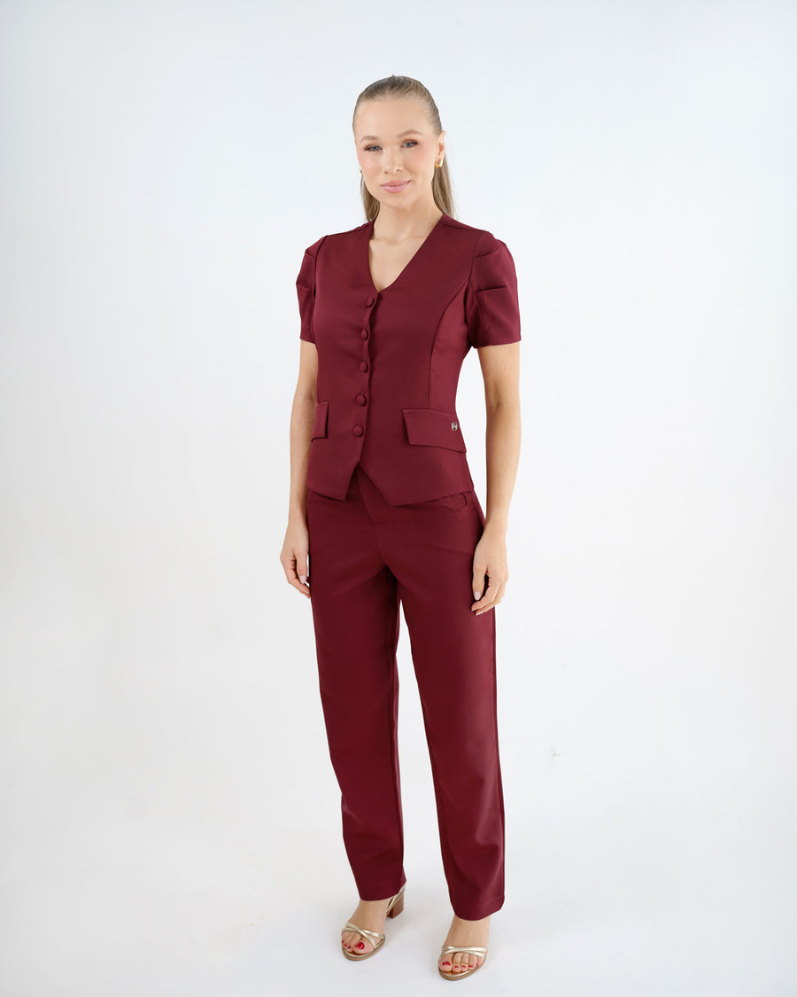 Scrub feminino Classic bordô de frente em corpo inteiro, blusa acinturada de botões e calça bordô reta