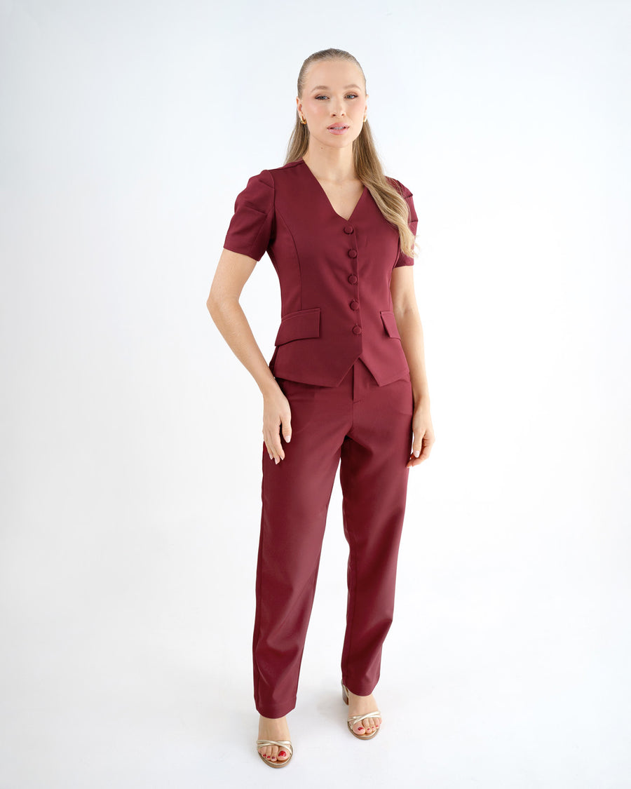 Scrub feminino Classic bordô de frente em fundo branco, conjunto de blusa com mangas bufantes e calça reta