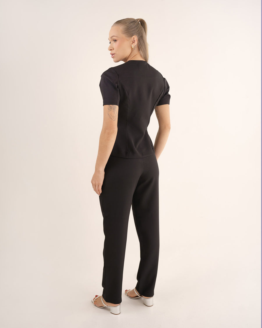 Scrub feminino Classic preto de costas, mostrando as mangas bufantes e o caimento da blusa e da calça