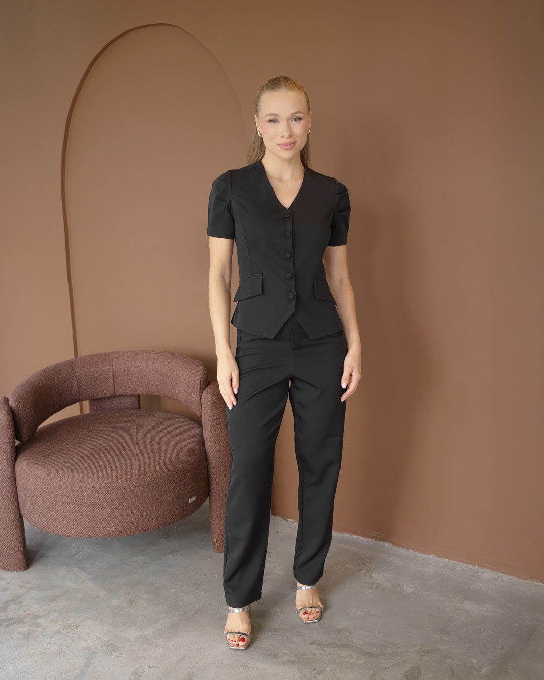 Scrub feminino Classic preto de frente, modelo vestindo conjunto de blusa com botões forrados e calça reta — foto 2