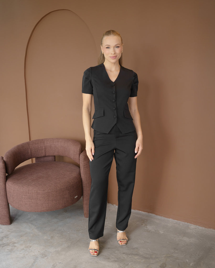 Scrub feminino Classic preto de frente, modelo vestindo conjunto de blusa com botões forrados e calça reta