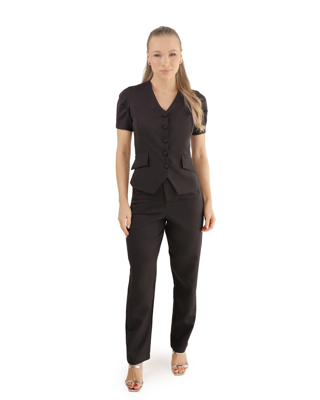 Scrub feminino Classic preto de frente em corpo inteiro, blusa de botões com bolsos e calça de corte reto