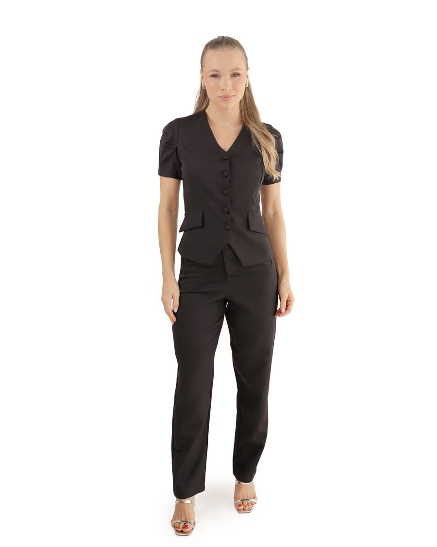 Scrub feminino Classic preto de frente em corpo inteiro, blusa de botões com bolsos e calça de corte reto