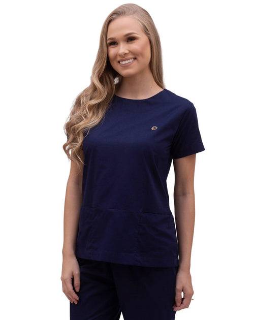 Scrub feminino Confort azul marinho em meio corpo, gola redonda e dois bolsos frontais na blusa