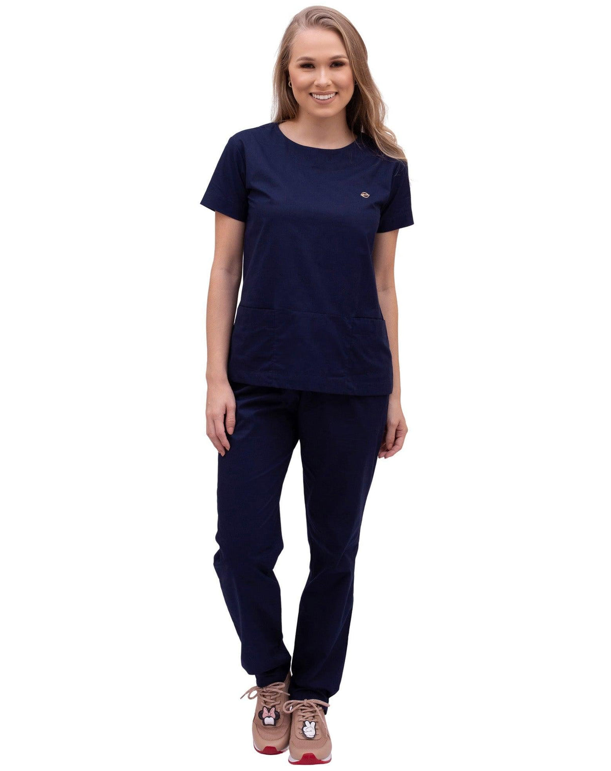 Scrub feminino Confort azul marinho de frente, conjunto de blusa com bolsos e calça de caimento solto — foto 3