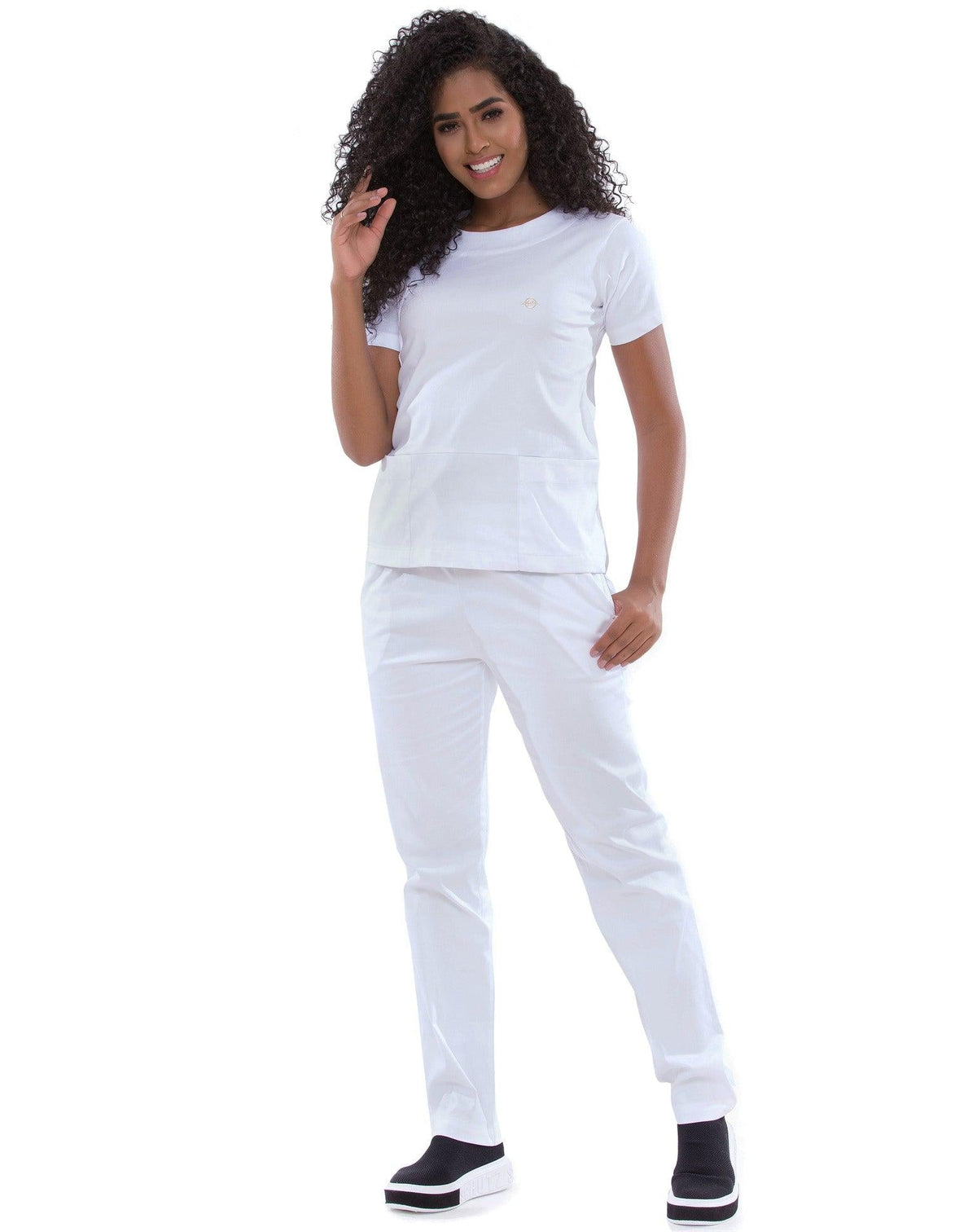 Scrub feminino Confort branco em corpo inteiro, blusa de gola redonda com bolsos frontais e calça branca