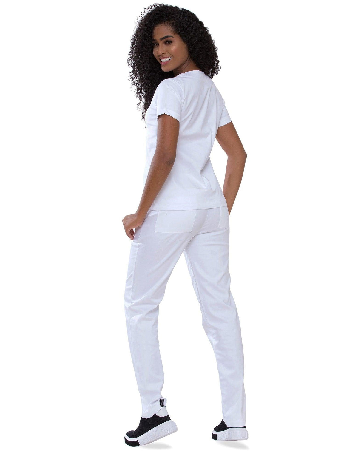 Scrub feminino Confort branco de costas, mostrando o bolso traseiro da calça e o caimento solto do conjunto — foto 4