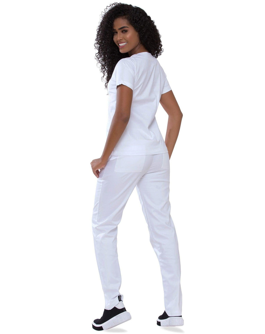 Scrub feminino Confort branco de costas, mostrando o bolso traseiro da calça e o caimento solto do conjunto