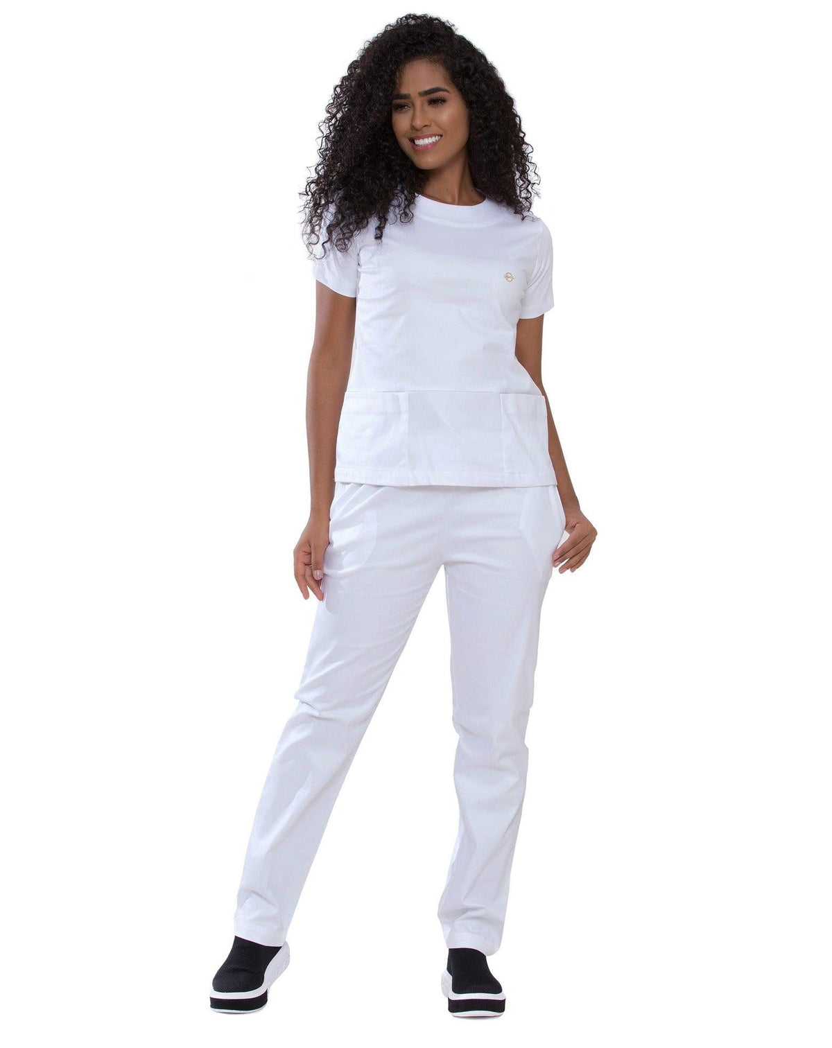 Scrub feminino Confort branco de frente, conjunto de blusa com bolsos e calça de caimento confortável — foto 3