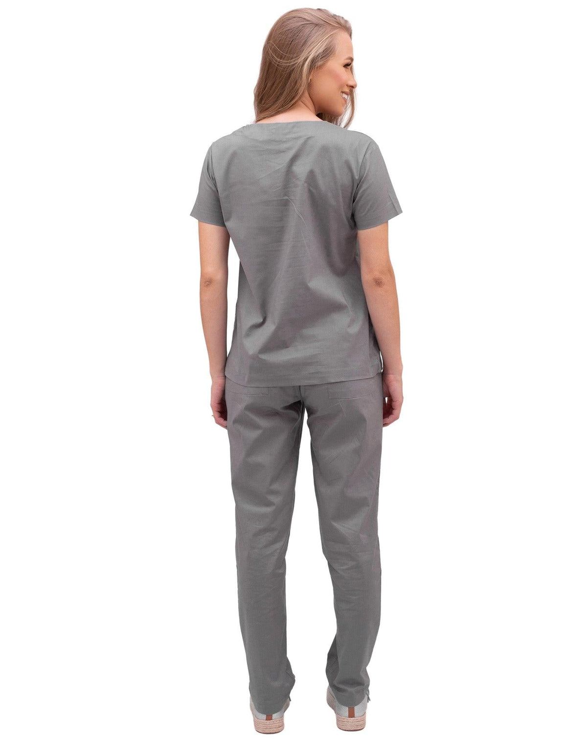 Scrub feminino Confort cinza claro de costas, mostrando o caimento solto da blusa e da calça cinza — foto 3