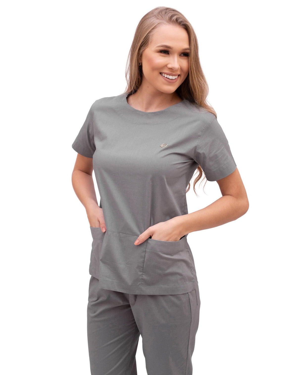 Scrub feminino Confort cinza claro em meio corpo, modelo com as mãos nos dois bolsos frontais da blusa — foto 2