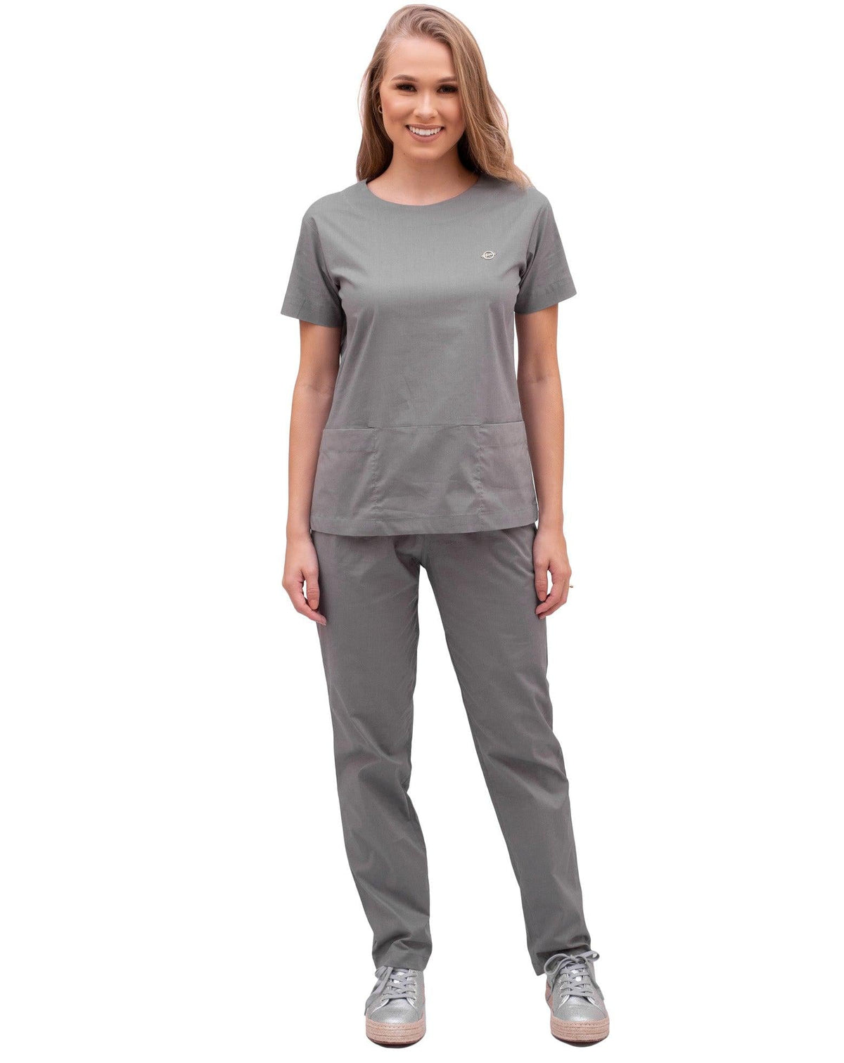 Scrub feminino Confort cinza claro de frente em corpo inteiro, blusa de gola redonda com bolsos e calça reta