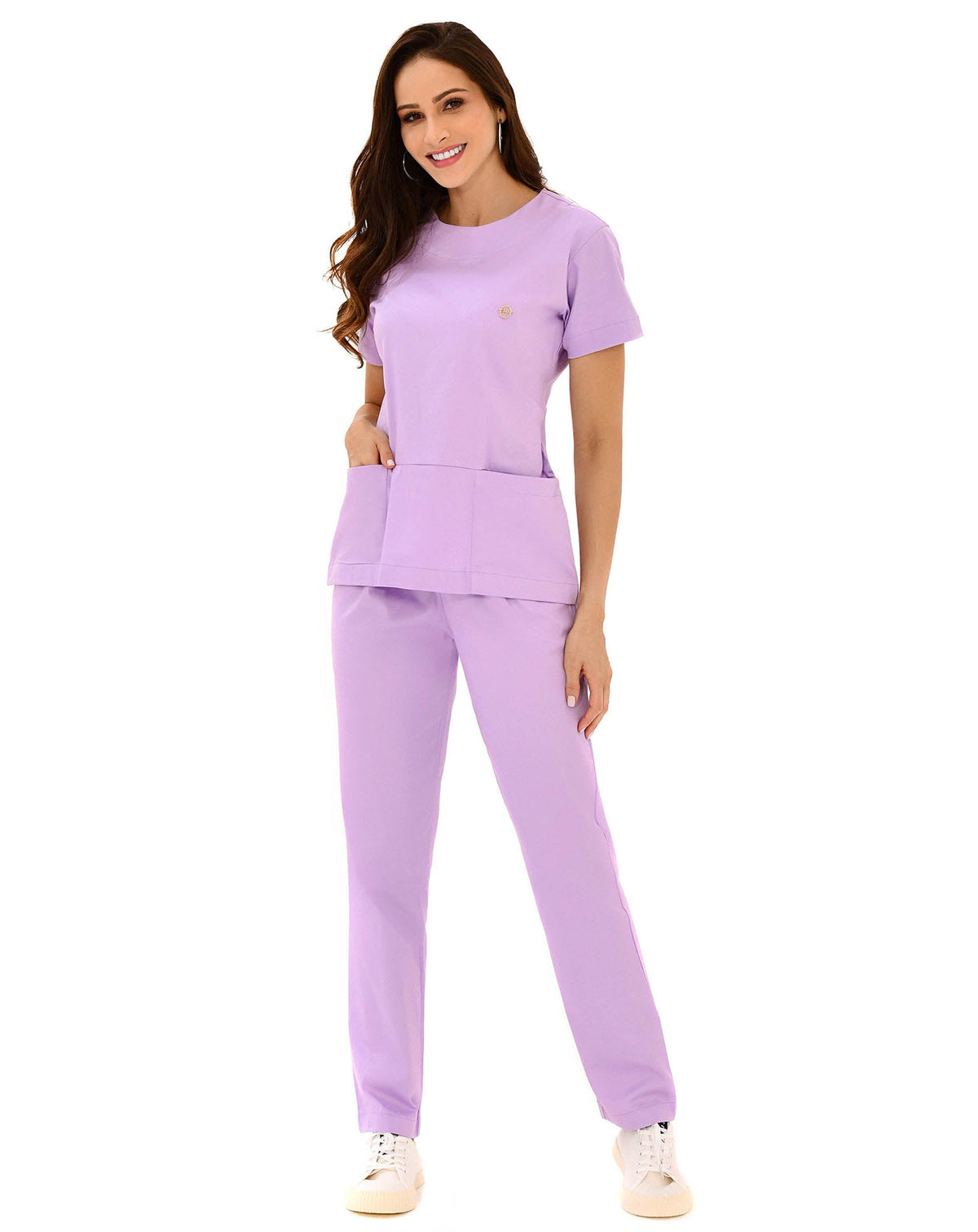Scrub feminino Confort lilás em corpo inteiro, blusa de gola redonda com bolsos e calça de caimento reto — foto 3