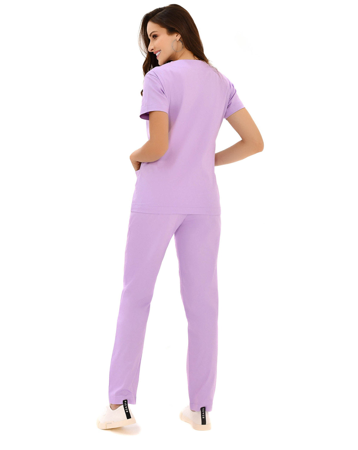 Scrub feminino Confort lilás de costas, mostrando o caimento solto da blusa e da calça lilás — foto 4