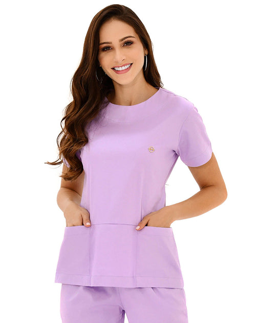 Scrub feminino Confort lilás em meio corpo, detalhe da gola redonda e dos dois bolsos frontais amplos