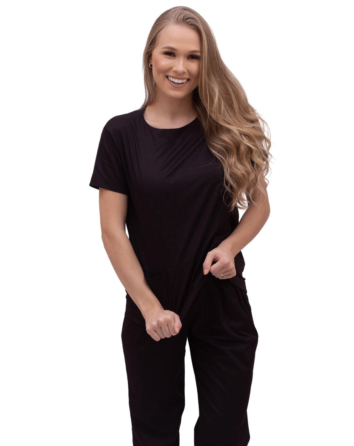 Scrub feminino Confort preto em meio corpo, detalhe da gola redonda e do caimento leve da blusa — foto 2