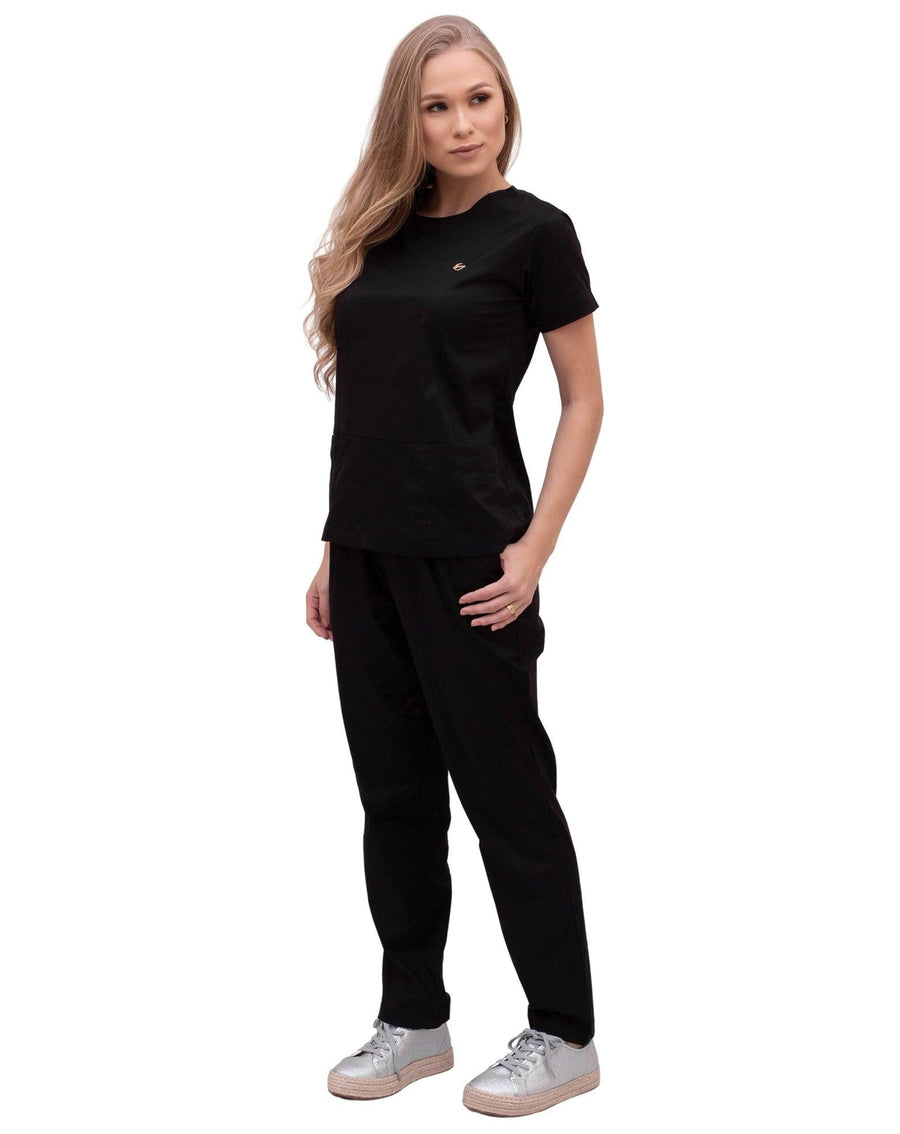 Scrub feminino Confort preto em vista lateral de corpo inteiro, blusa com bolsos frontais e calça preta